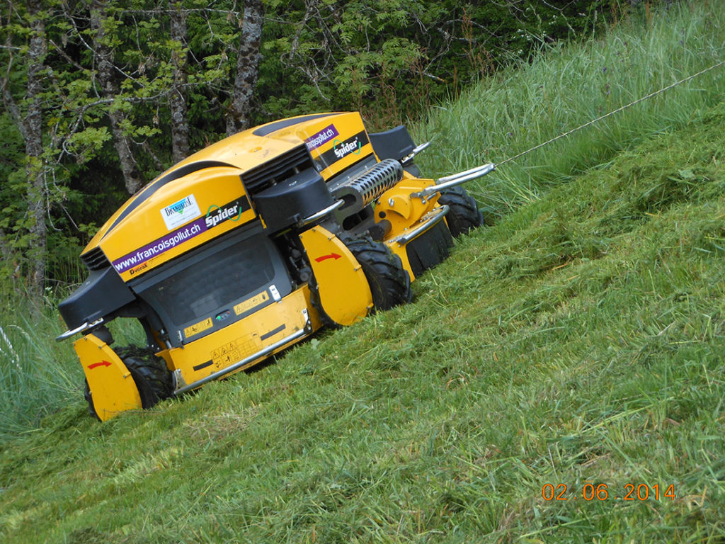 gros plan - Faucheuse tout-terrain télécommandée avec système d’assurage par câble