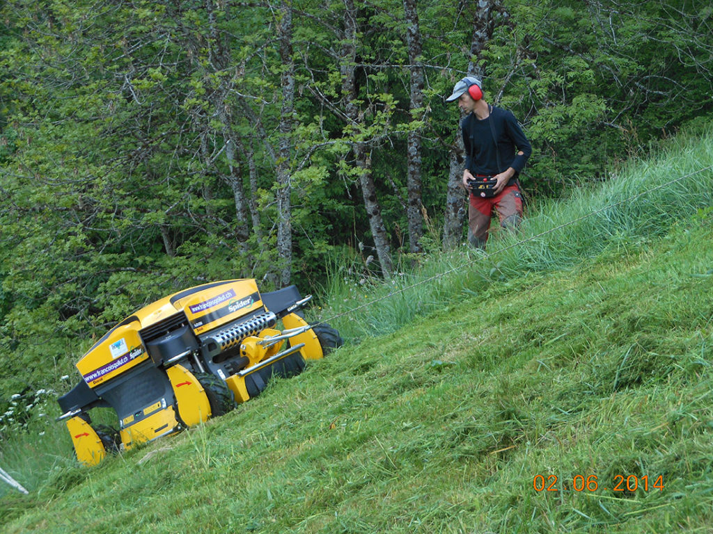François et gros paln -Faucheuse tout-terrain télécommandée avec système d’assurage par câble