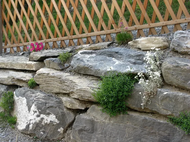 Mur en pierre et barrière