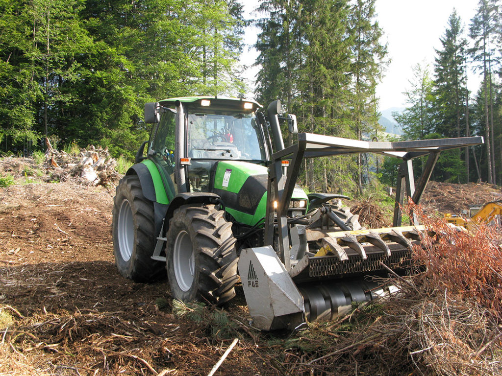 Tracteur - déchiqueteuse - défibrage de bois